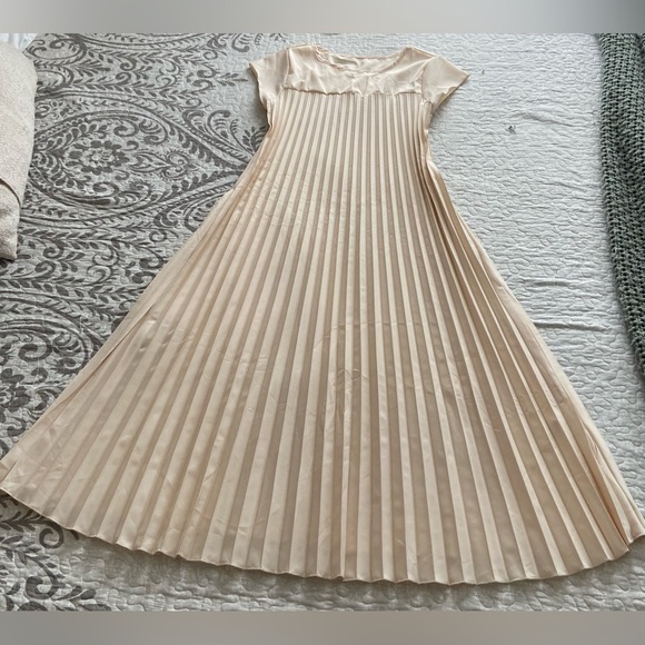 Dresses & Skirts - Boutique‎ Cream Pleated Dress Size Small